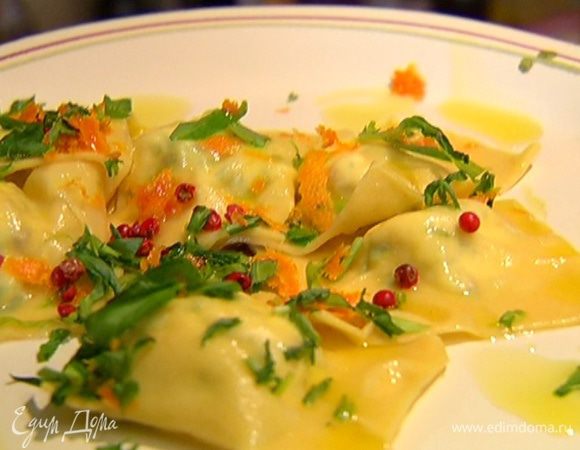 Готовые равиоли посыпать тархуном, розовым перцем, апельсиновой цедрой и сбрызнуть оливковым маслом.