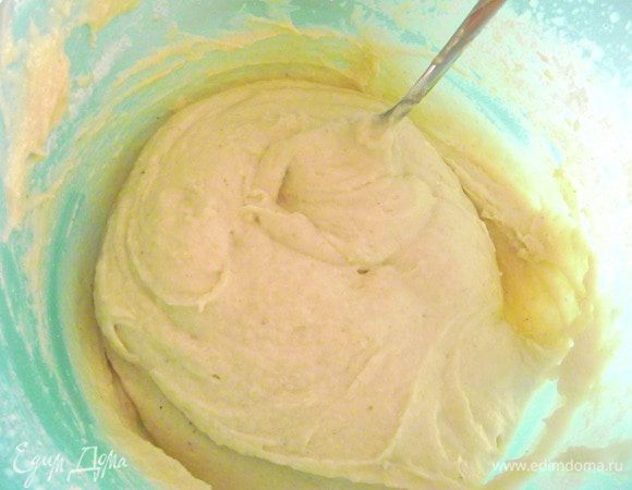 Взбиваем вместе сахар, масло, мускатный орех, молоко, разрыхлитель и муку.