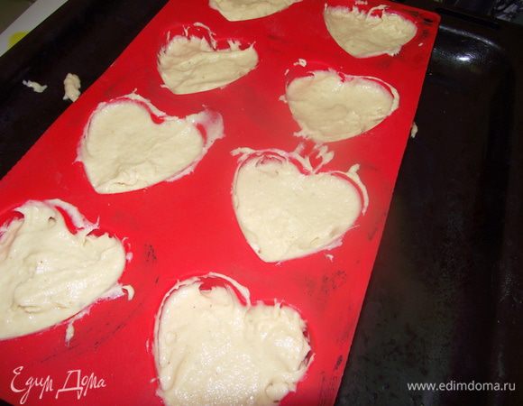 Помещаем все в заранее приготовленную и смазную форму для капкейков. Выпекаем в разогретой до 190С духовке в течении 15-20 минут!