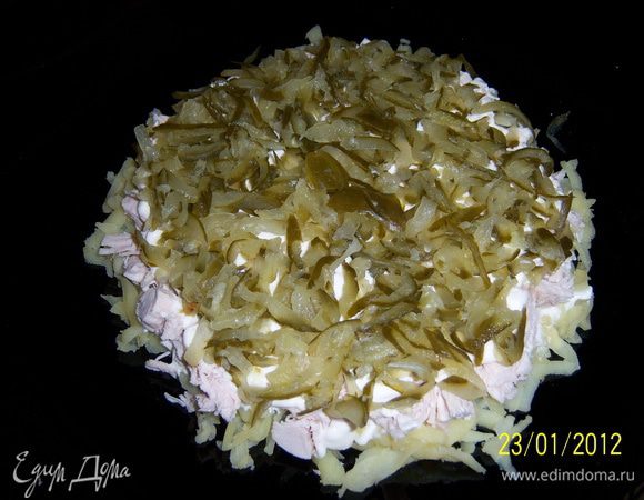 ...далее натираем солёные огурцы