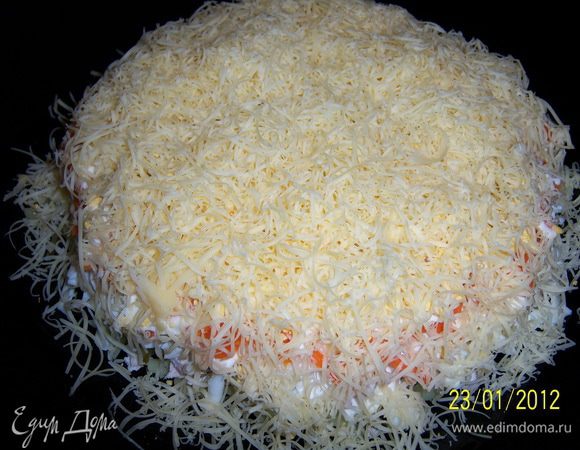 ...сверху натираем сыр на мелкой тёрке. Подавать салат в холодном виде. Приятного аппетита!!!