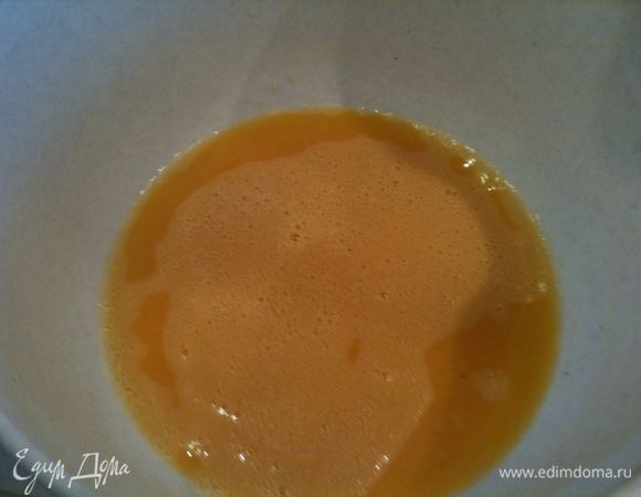 Яйца слегка взбить с солью и специями.