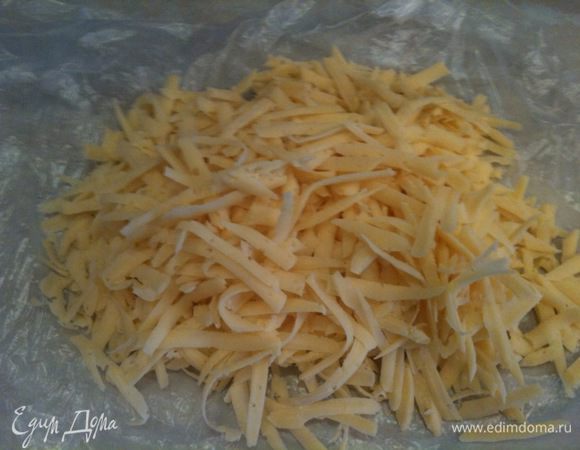 Сыр натереть на терке.