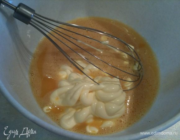 В яйца добавить майонез или сметану.