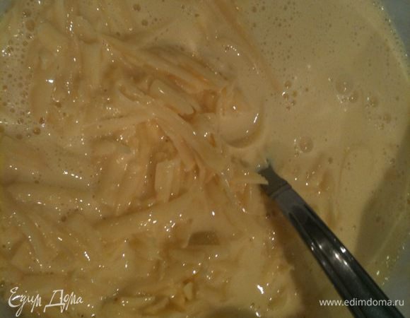 Добавить в смесь сыр. Размешать.