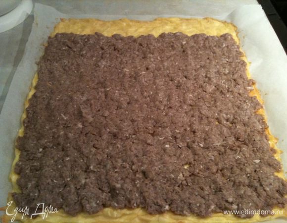 Равномерно распределить по омлету фарш.