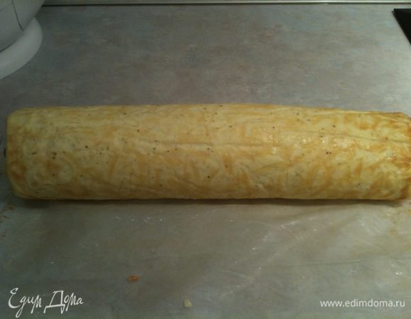 Омлет с фаршем скатать в рулет.