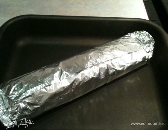 Завернуть рулет в 2 слоя пищевой фольги. Поставить в духовку 180 градусов и запекать примерно 1 час.