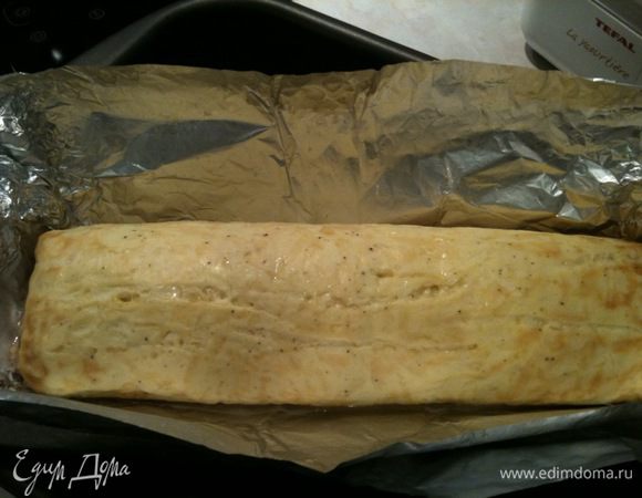 По истечение времени, достать рулет и раскрыть фольгу. Сново поставить в духовку, примерно на 20 минут.