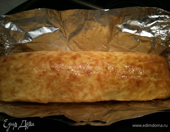 Рулет готов, когда на поверхности образовалась аппетитная румяная корочка. Вкусен он и в горячем и в холодном виде. Приятного аппетита!