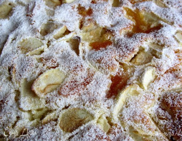 Немного остывший пирог присыпать сахарной пудрой.