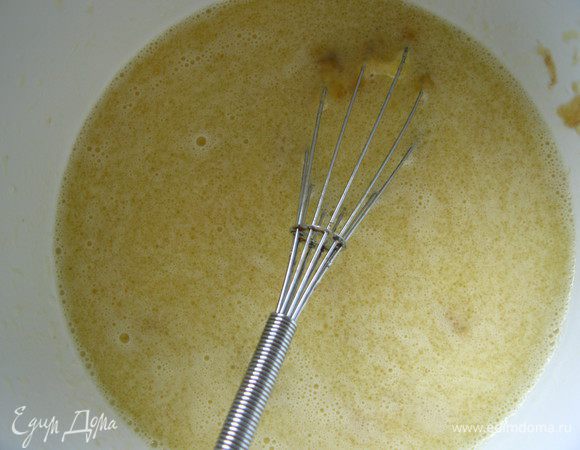  Блендером на средних оборотах смешать яйца, молоко, воду, раст. масло,банановое пюре. 
