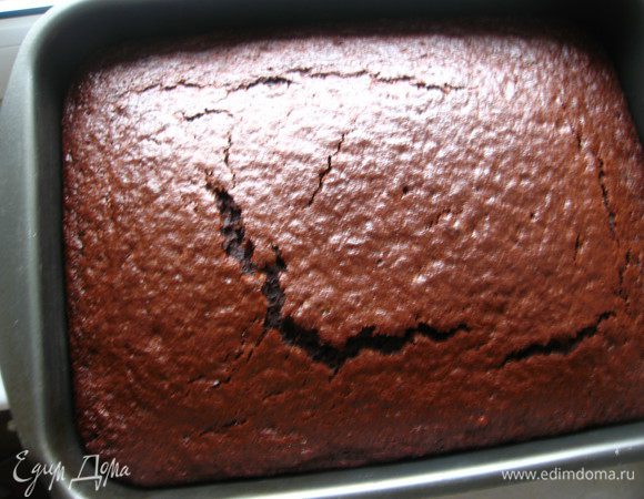 поставить в разогретую духовку и выпекать при темп. 180гр 35-45 минут, до сухой зубочистки по бокам, а серединка должна быть чуть влажная. Дать пирогу остыть в форме 10 минут 
