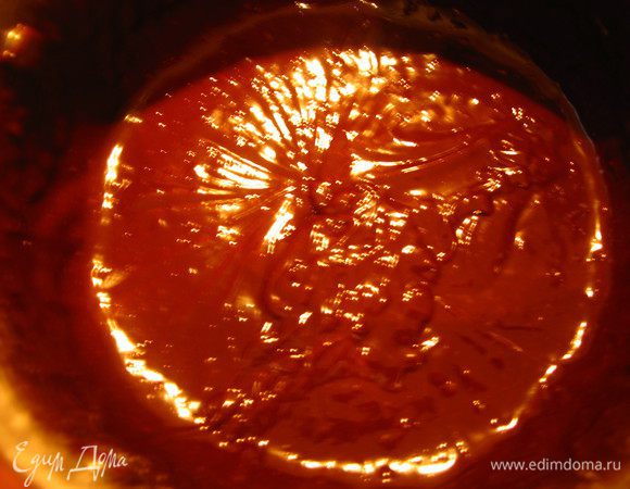 Делаем ганаш: сливки с маслом нагреть в кастрюльке ( не кипятить!), добавить поломанный на мелкие кусочки шоколад. Снять с огня и перемешать до однородного состояния. Дать остыть. Затем взбить миксером на высокой скорости до воздушного состояния.
