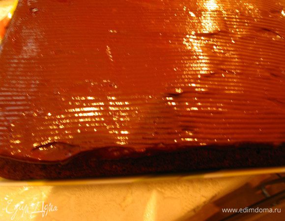 Нанести остывший ганаш на пирог и оставить застывать на несколько часов. 