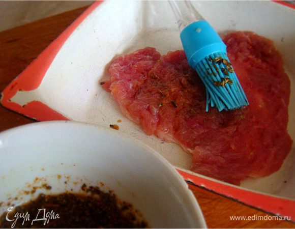 Свинину- 6 кусков- отбить через пленку. 
Приготовить маринад-смешать соевый соус,бальзамик, добавить базилик и кайенский перец.Перемешать 
Обмазать кисточкой каждый кусок отбивной с одной стороны и уложить друг на друга в емкость. Оставить помариноваться на 15 минут. 