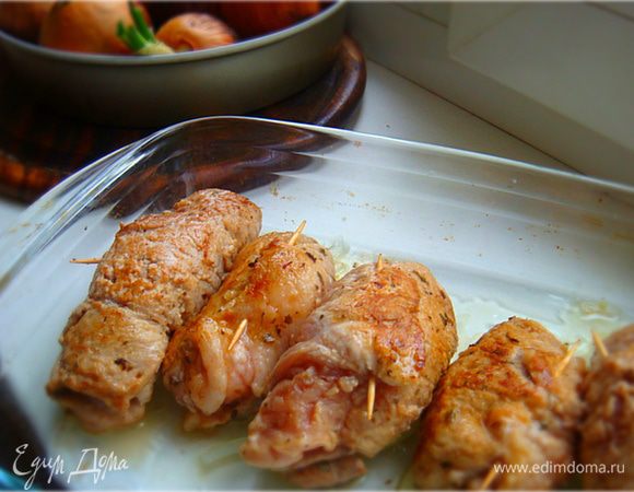 На сковороде разогреть оливковое масло и обжарить с двух сторон рулетики по 3 минуты до образования корочки. 
Выложить в форму для запекания. Если у вас осталось немного лука (не весь пустили в начинку), то положите его на дно формы,сверху сбрызните чуток оливковым маслом, а уже сверху выкладывайте рулетики. 
