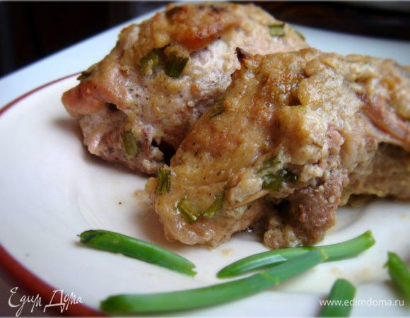 Приготовим соус- молоко прогреть на плите до закипания. Муку поджарить на сухой сковороде до золотистого цвета. Ввести муку в молоко-постоянно помешивая и варить до загустения (консистенция получится чуть жиже,чем бешамель-как суп-пюре). Добавить соль и прованскую смесь трав-перемешать.Залить соусом рулетики, посыпать мелкорезанным зеленым луком (если хотите). 
*в этом рецепте я использую минимум масла (использую только растительное!) 
Запекать 30-35 минут.