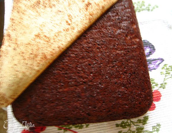 и перевернуть на решетку вверх дном. Снять бумагу и оставить  до полного остывания.
