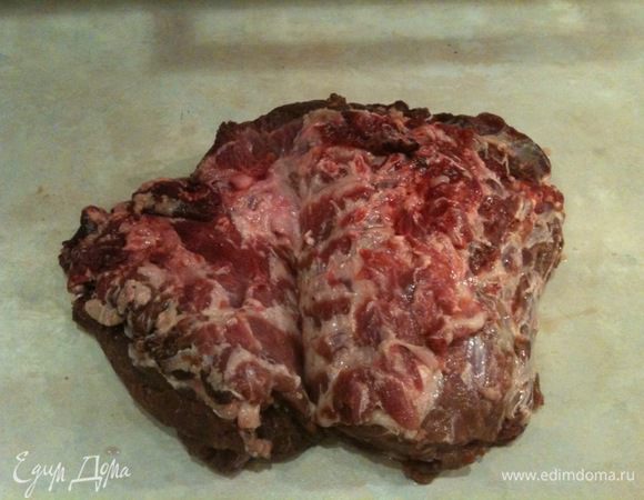 Мясо зачистить от лишнего жира и пленок. Разрезать вдоль волокон на несколько кусков, но не дорезать до конца.