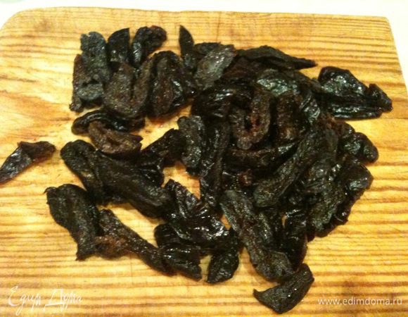 Чернослив порезать на кусочки.