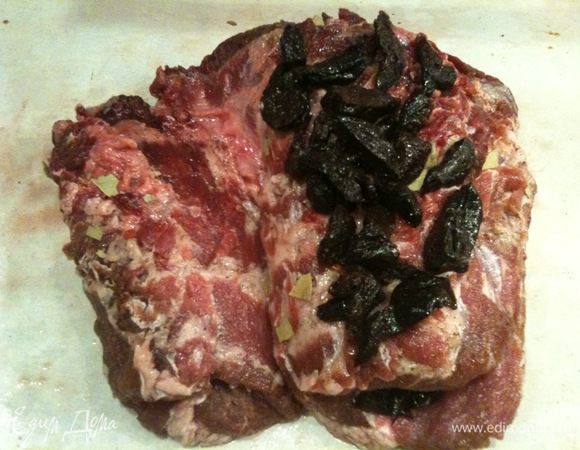 Натереть мясо солью и специями. На каждый кусок выложить чернослив.