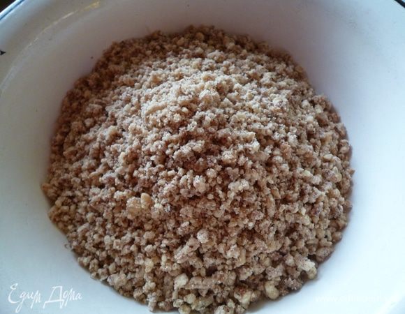 Приготовим бисквит:орехи пропустить через мясорубку.