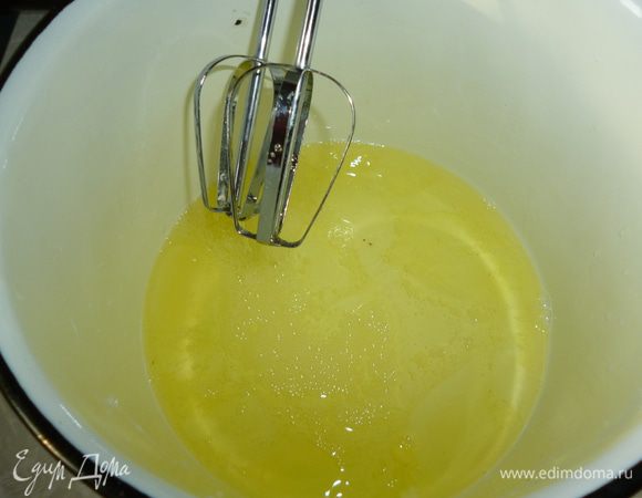 Отделить белки от желтков(яйца должны быть из холодильника).