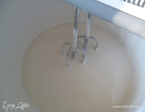 К белкам добавить несколько капель лимонного сока и взбить их до устойчивой пены.Затем понемногу добавлять сахар и взбивать до мягких пиков.