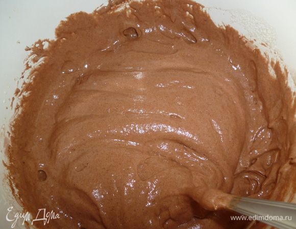 Аккуратно добавить мучную смесь,перемешивая ложкой снизу вверх(что бы не осели белки).