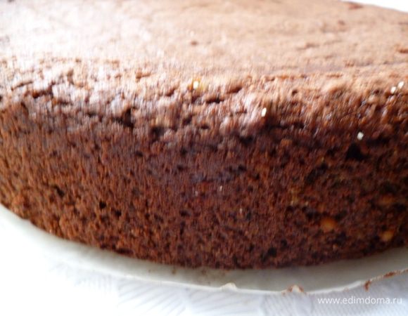 Духовку заранее разогреть до200градусов,затем температуру уменьшить до 160градусов и выпекать 35-40минут(до сухой спички).Первые 20минут духовку не рекомендуется открывать(что бы не осел бисквит).Это относится ко всем видам бисквита.Готовый бисквит оставить в выключенной духовке еще на 5минут,затем достать и охлаждать в перевернутой вверх дном форме(тогда он точно не осядет,спасибо большое за этот совет Евочке).Когда бисквит остынет,форму перевернуть,пройтись вдоль бортика ножом и открыть форму.Вот такой он у меня получился.