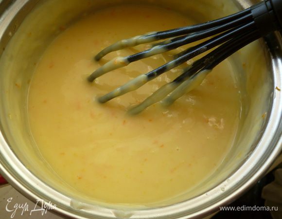 Ставим кастрюльку на маленький огонь и доводим до загустения,непрерывно помешивая венчиком.Как только появились первые пузырьки кипения огонь выключить.