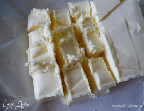 Крем охладить до теплого состояния и добавить сливочное масло.Опять взбить венчиком.