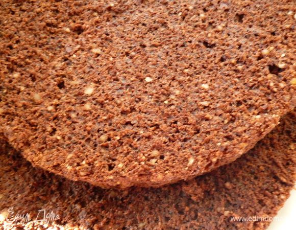 Бисквит разрезать острым ножом на три коржа.