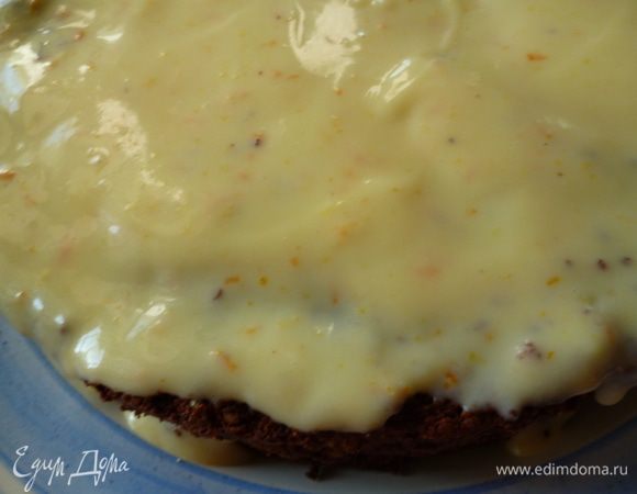 Выкладываем на блюдо первый корж,наносим 3-4 столовые ложки пропитки,затем слой крема(крем не жалеем) и так поступаем со всеми слоями.Оставшийся крем уберем в холодильник.Даем торту постоять 2 часа в кухне и затем отправляем в холодильник час на четыре.