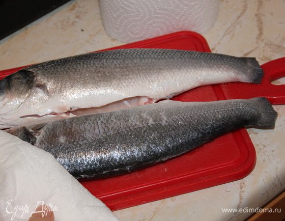 Рыбу почистить, выпотрошить. Удалить позвоночник и ребра.