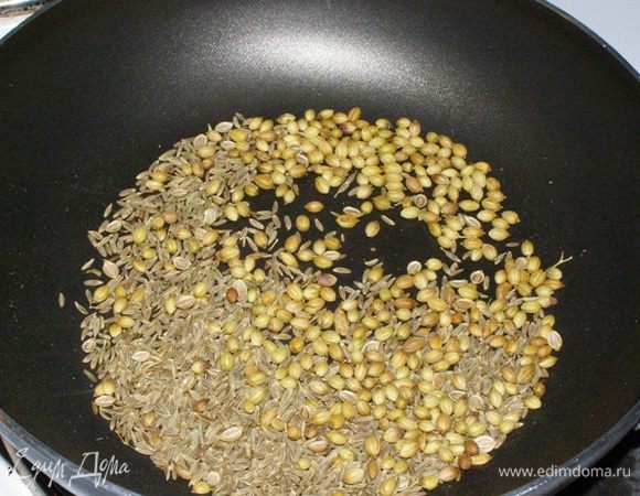 На сухой сковороде на среднем огне обжарим семена кориандра и зиру