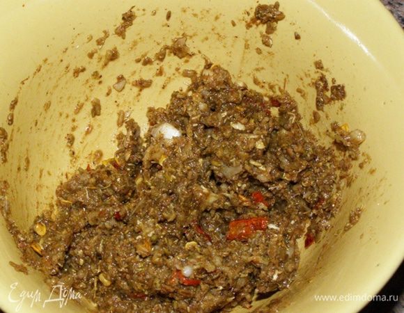 Разотрем в ступке. Добавим по зубочку чеснока, соль и опять разотрем. Добавим натертый на мелкой терке корень имбиря, перчики чили, гарам масала, разотрем. Добавим ломонный сок, перемешаем