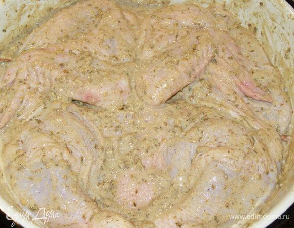 Обмажем курицу маринадом с двух сторон. Пререложим в миску, затянем пленкой и уберем в холодильник на ночь. У меня курица мариновалась сутки.