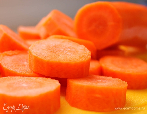 Морковь помыть, очистить, нарезать кружочками. Лук порезать кубиками.