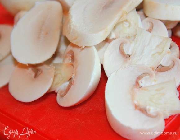 Грибы нарезать ломтиками.