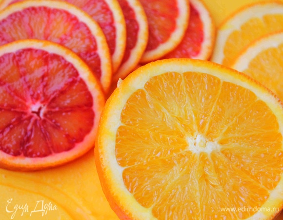 Апельсин нарезать тонкими кружочками.