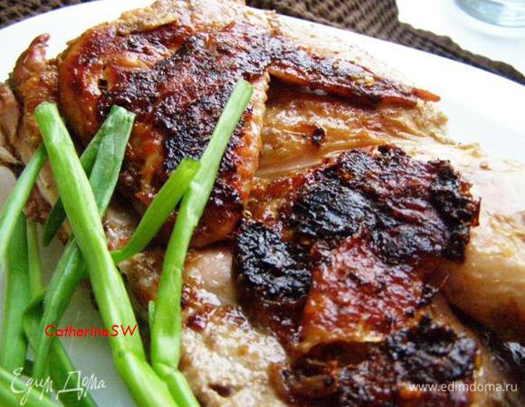 Жарим курицу на гриле, запекаем в духовке. Я пожарила по технологии цыпленка табака - на сковороде под прессом. Но мы уже сильно отвыкли от жирного и жареного, поэтому в следующий раз единогласно решили такую курицу готовить в духовке. Самое главное - это вкус мяса! Курица промариновалась вся. Очень вкусно! Перебора пряностей не случилось, йогурт сглаживает все острые углы)) Я впервые использовала приправу гарам масала - осталась довольна)