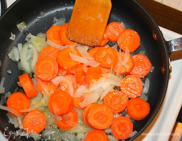 Морковь и лук слегка обжарить на масле. Добавить грибы. Посолить, поперчить. Готовить до готовности грибов.