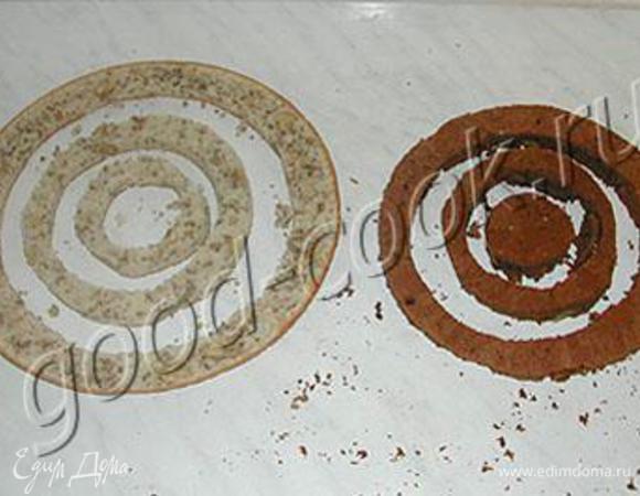 Выпекаем два коржа белый и темный,каждый делим пополам и ножом вырезаем кольца шириной 2см 