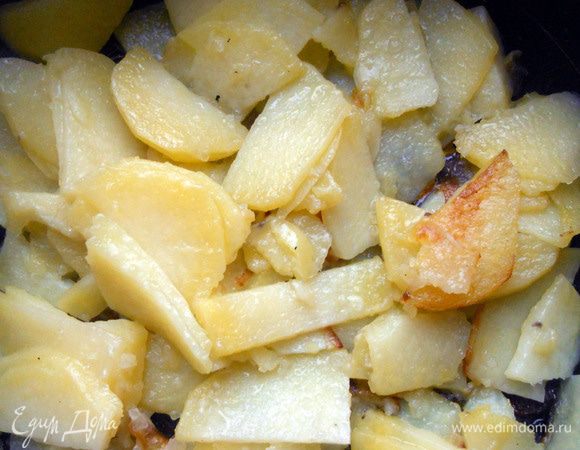 Картофель очистить, нарезать произвольно, но не очень крупно. Обжарить в сковороде с добавлением небольшого количества масла, практически до готовности ***Но будьте готовы: чем мягче картофель, тем больше шансов, что во фриттате он не будет держать форму, превратившись в пюре, поэтому совсем до мягкого состояния не доводите***. Присолить по желанию. 