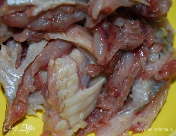 Сельдь разделаем на филейные кусочки,тщательно удаляя косточки.