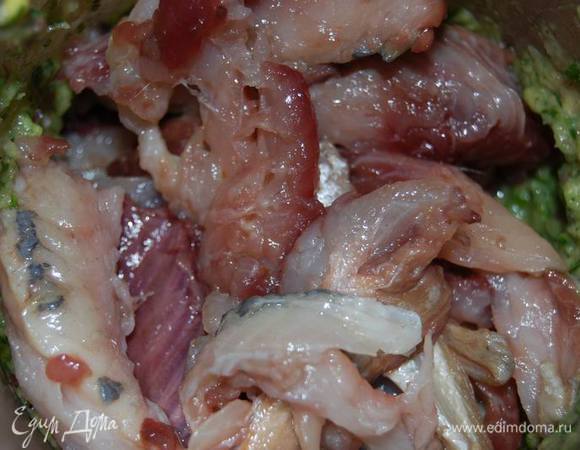 Добавим сюда селедку,масло(или авокадо,кому повезло! :)) и снова измельчим. 