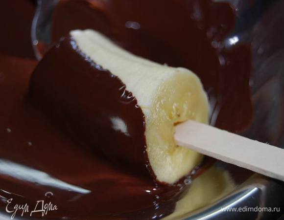 Обмакнем в растопленном на водяной бане шоколаде.