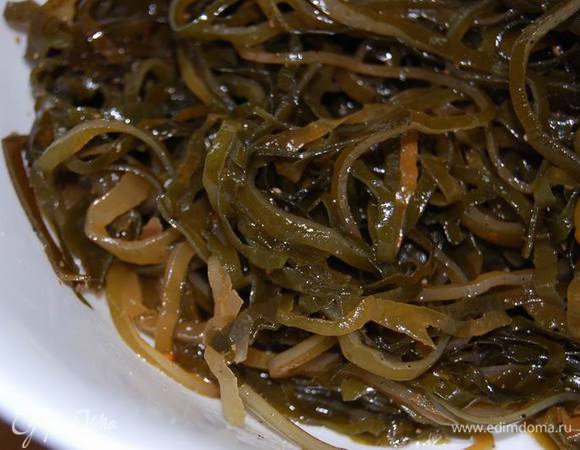 Капусту выложим в емкость для смешивания.